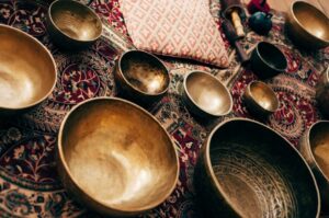 Как лечиться тибетскими поющими чашами?