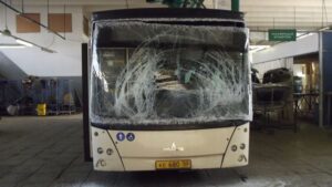 Когда нужна замена стекла на автобусе?