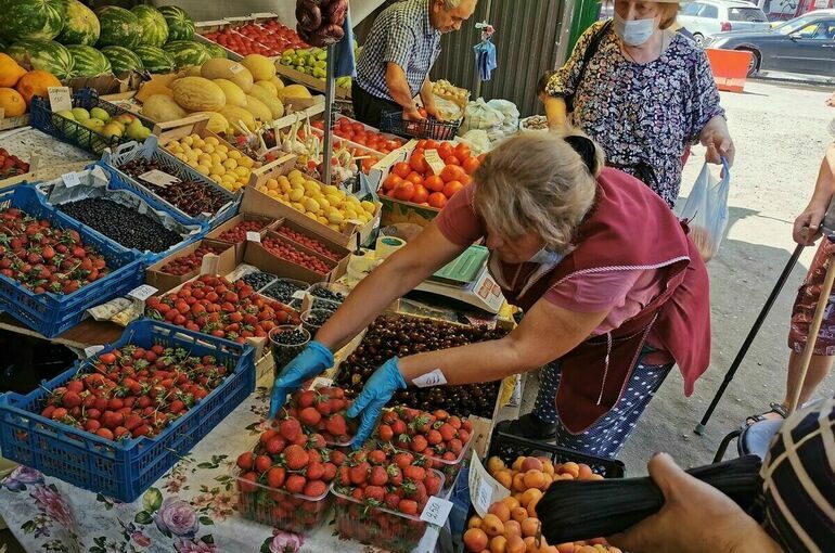 В Роспотребнадзоре объяснили, почему не стоит есть клубнику с подпорченным бочком