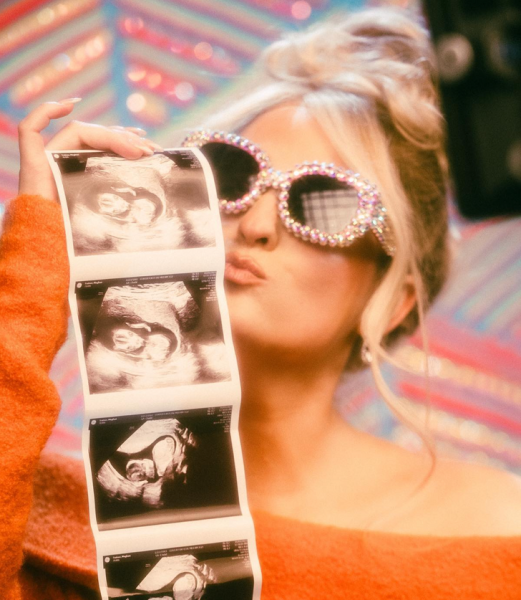 15 звезд, которые объявили о своей беременности неожиданными способами
