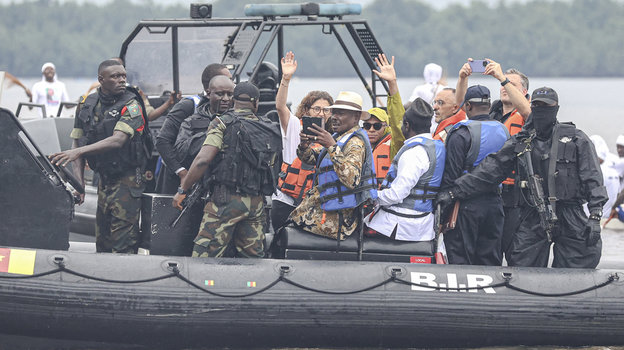 Бронированный внедорожник и вооруженные телохранители: как прошло турне Мбаппе по Камеруну