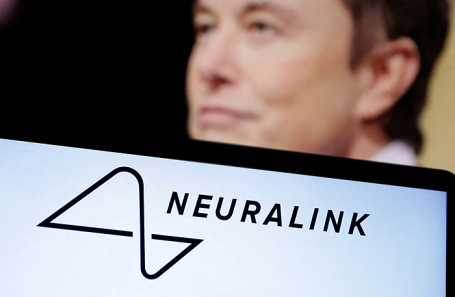 Илон Маск осваивает телепатию: компания Neuralink успешно вживила человеку чип для управления устройствами силой мысли