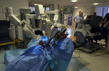 В США на производителя робота-хирурга подали в суд из-за гибели пациентки