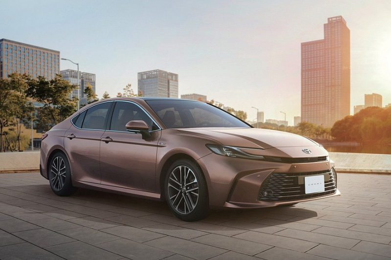 Ещё одна новая Toyota Camry: есть и чисто бензиновая версия